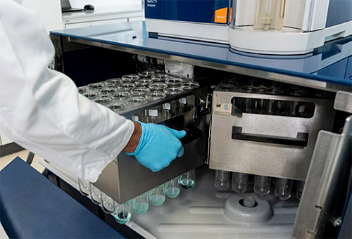 Анализатор азота, белка — аппарат для определения общего содержания белка (азота) в пищевых продуктах (молоко, мясо, рыба, соесодержащие продукты, пиво), кормах и фураже, зерновых и семенах масличных культур, а также, вине и воде. 