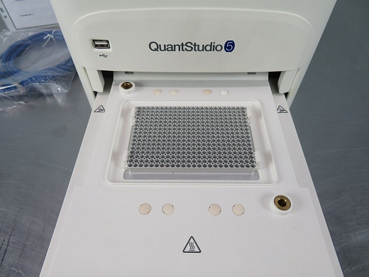 ДНК-амплификатор в "реальном времени", 5 каналов, 384×0,02 мл, ноутбук, тренинг 1 день, 2 года гарантии, QuantStudio 5 Фото 3